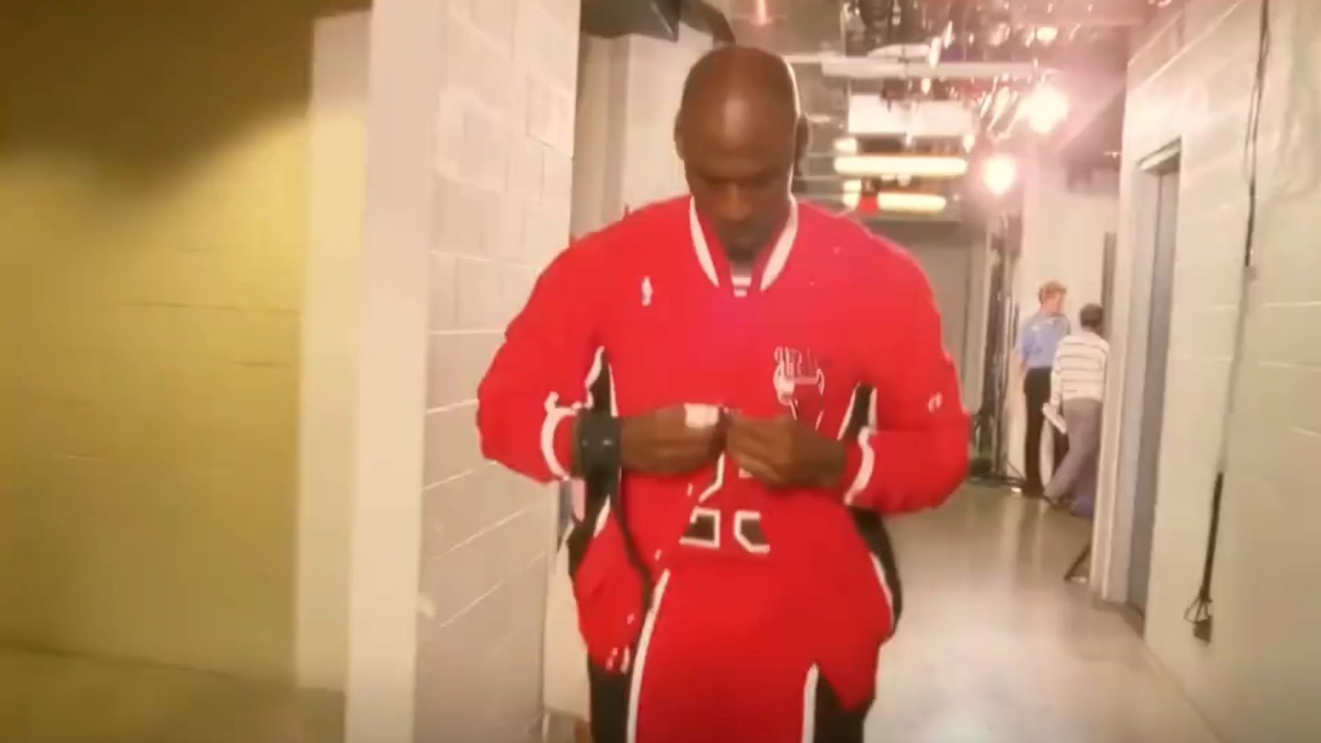 篮球比赛中持球队员身体某部位接触端线或边线均为出界