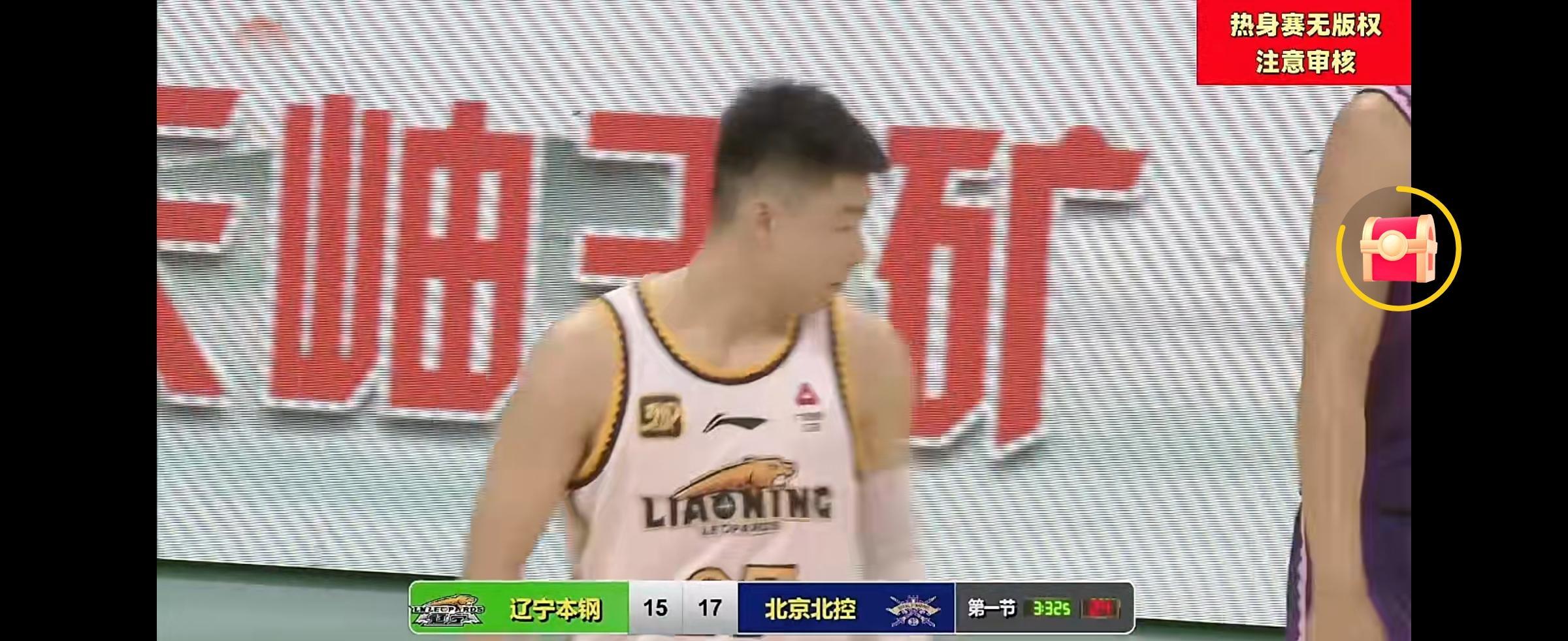 篮球比赛中持球队员身体某部位接触端线或边线均为出界